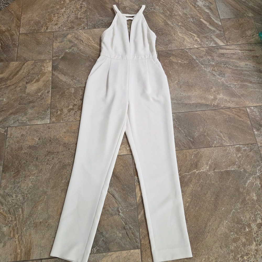 BCBGMAXAZRIA White Halter V-Neck Strappy Back Jumpsuit Size 2 Slim Leg Pockets